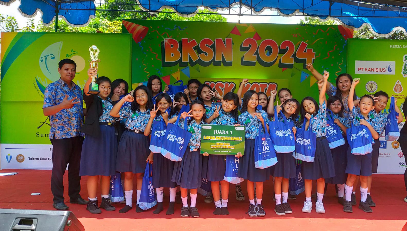 Juara 1 Lomba Paduan Suara